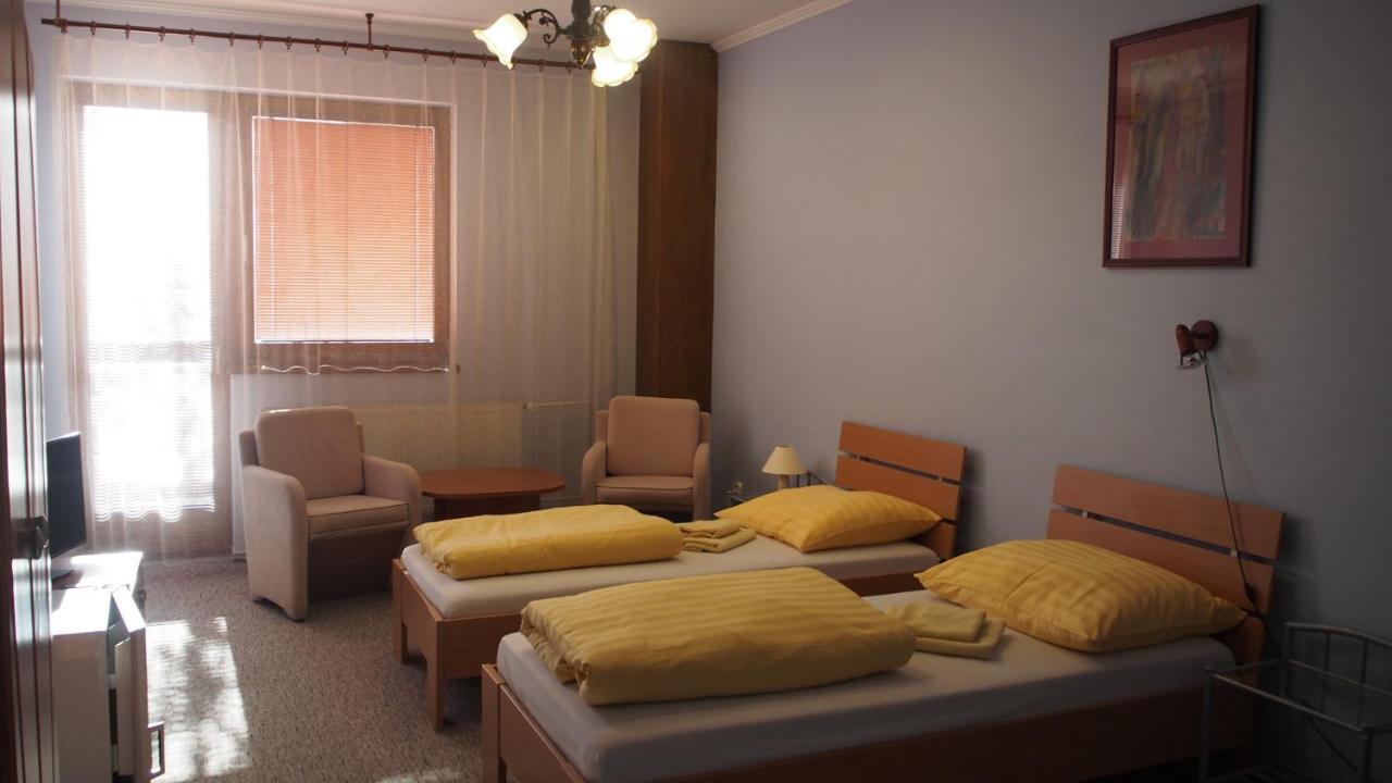 Hotel Slnecny Dvor Michalovce Eksteriør bilde