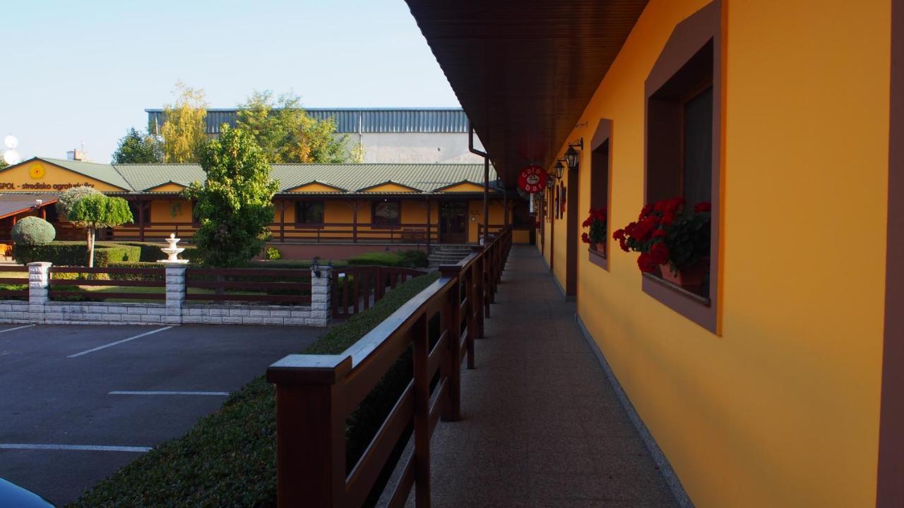 Hotel Slnecny Dvor Michalovce Eksteriør bilde