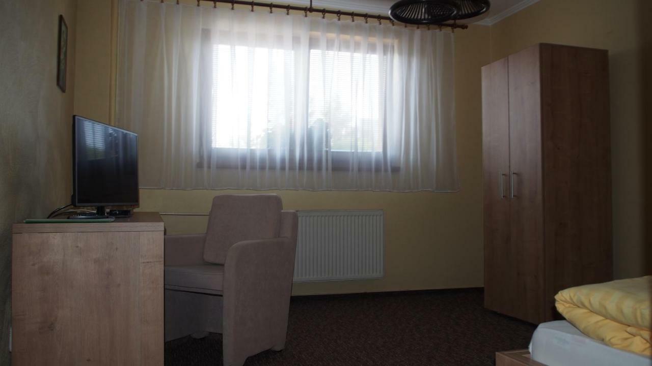 Hotel Slnecny Dvor Michalovce Eksteriør bilde